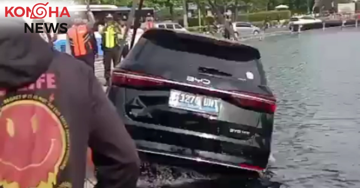 DETIK-DETIK MOBIL LISTRIK NYEMPLUNG KE KOLAM BUNDARAN HI, EVAKUASI JADI SOROTAN