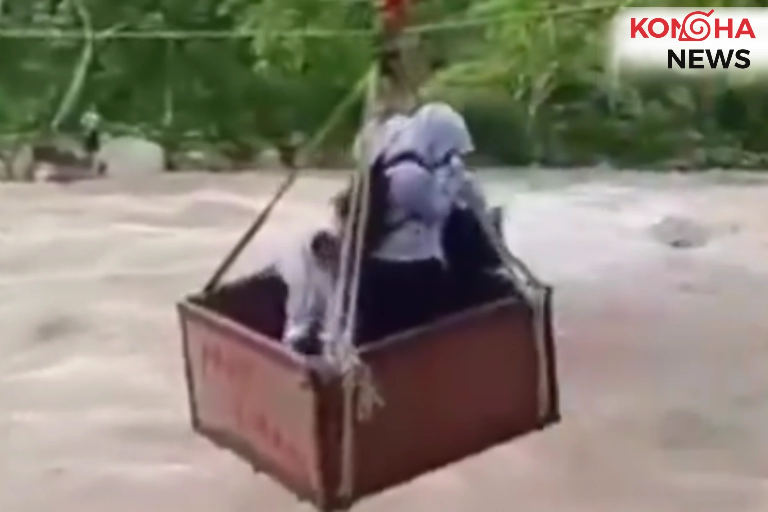 MENANTANG MAUT DEMI SEKOLAH, PELAJAR DI SUMBAR SEBERANGI SUNGAI PAKAI TALI