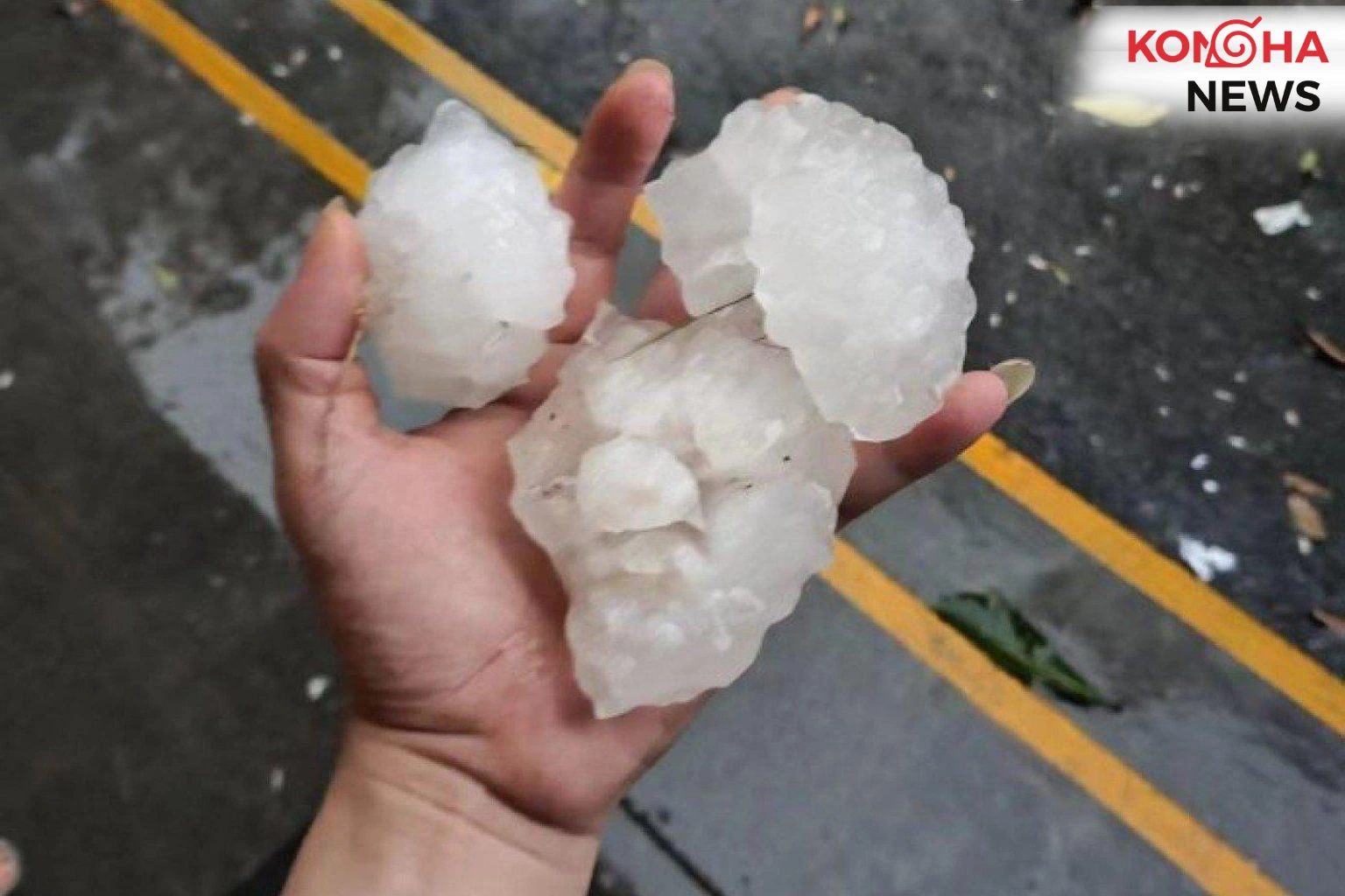 Hujan Es Raksasa Hantam Kunming! Rumah Rusak, Bandara Kebanjiran